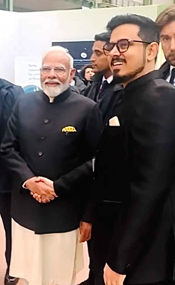 Prime Minister Sri Narendra Modi appreciating Fabin Rasheed's art exhibit